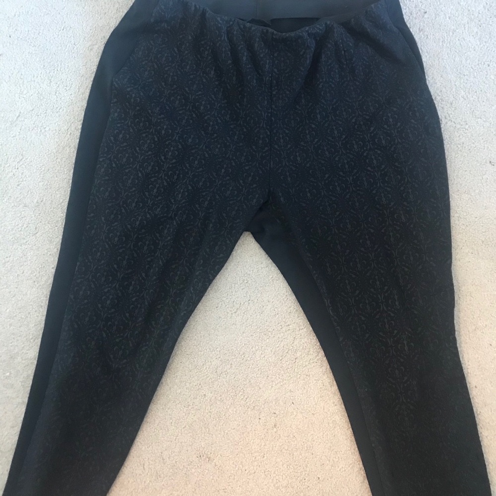 Sexy, sleek textured pattern leggings Size: 28w
